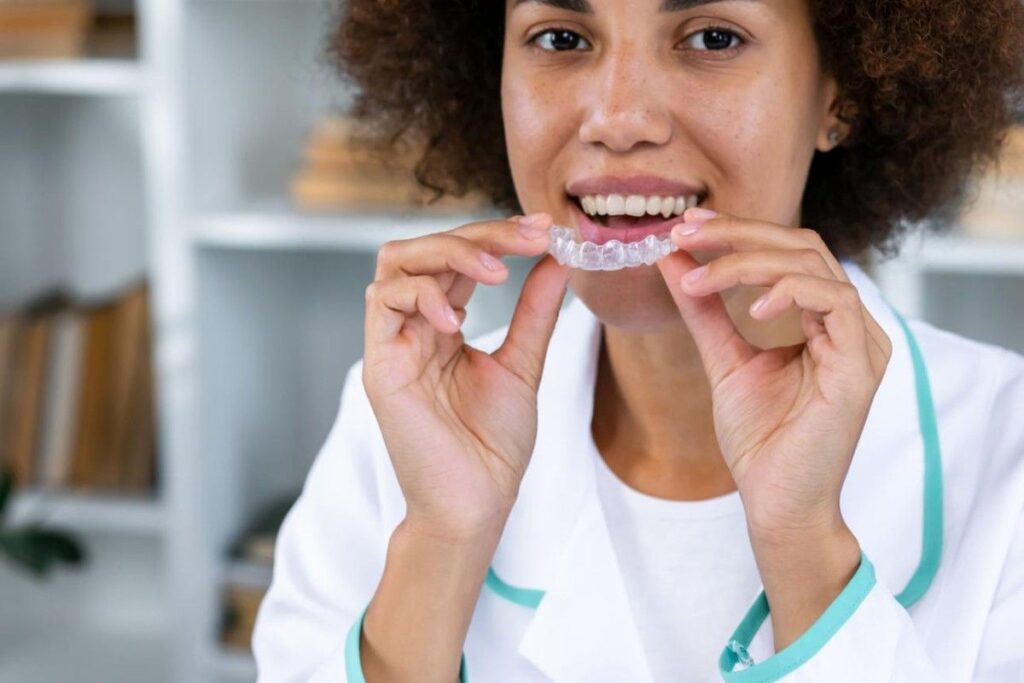 Cost of Invisible Aligners in Deira – transparent aligner tray displayed above a dental model during treatment planning